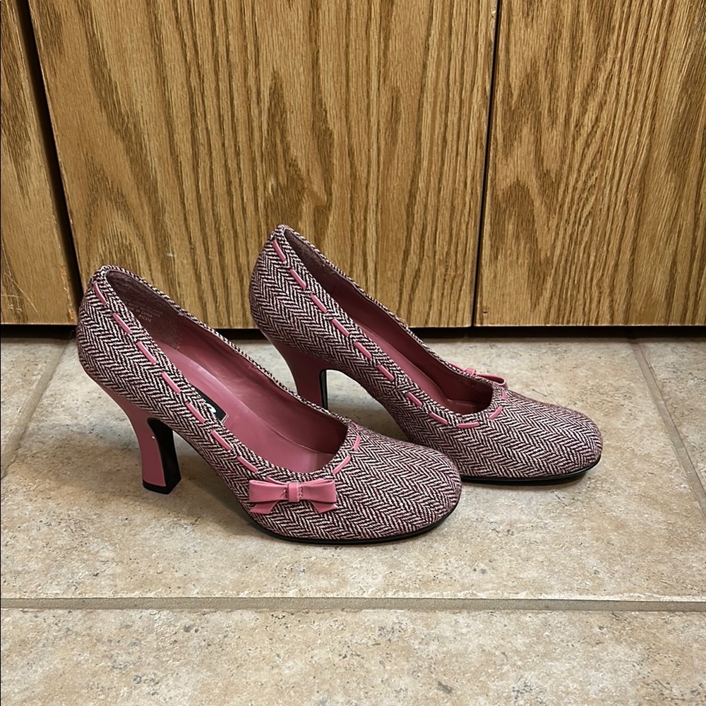 NWOT BONGO Pink Patterned Heels with Bow Accent